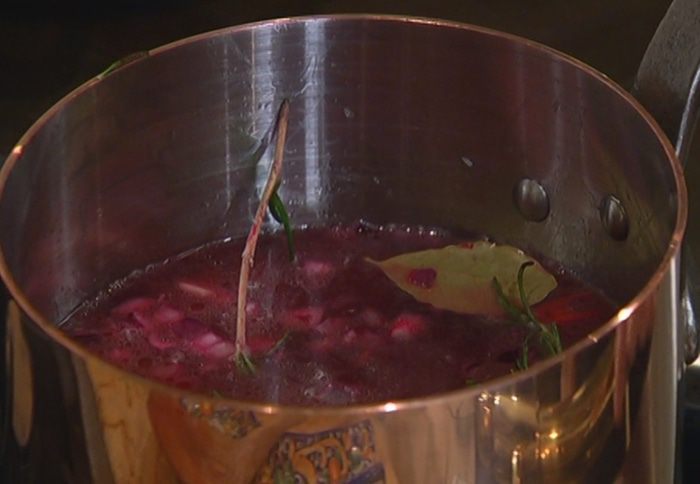 Томатный суп с чечевицей, свеклой и шпинатом