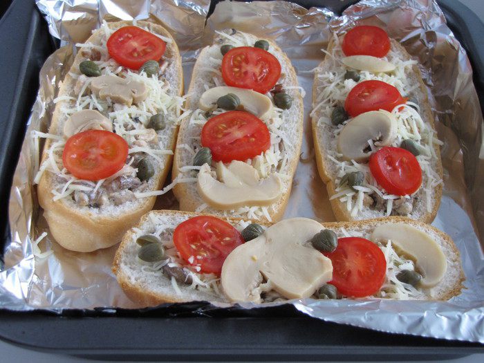 Мини-багеты, фаршированные курицей и грибами