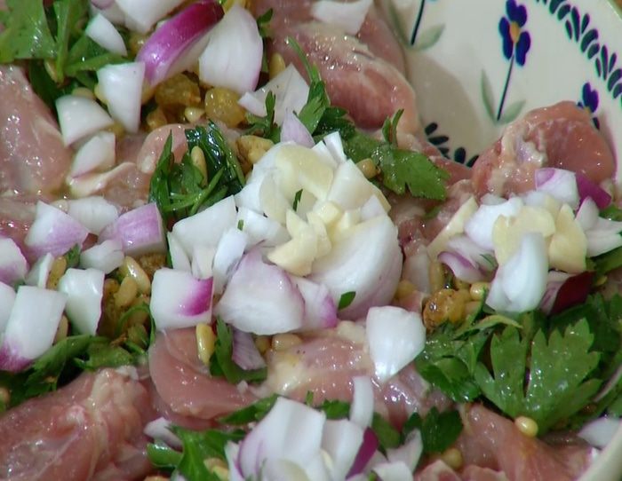 Куриное филе, фаршированное кедровыми орешками и лимоном