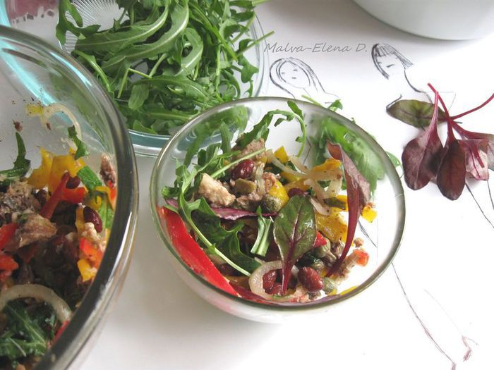 Салат с сардинами, фундуком и руколой