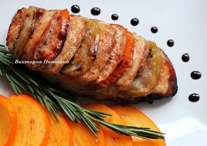 Куриное филе с хурмой и яблоками