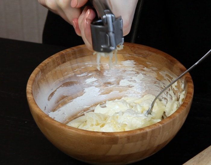 Пряное масло с травами и чесноком