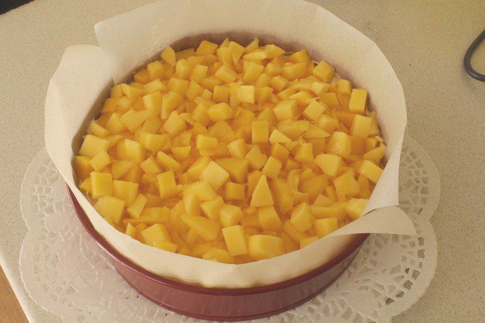 Шоколадный торт с манго, маскарпоне и орехами