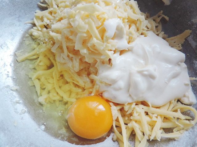 Творожный пирог с мясными шариками и овощами под сырной заливкой