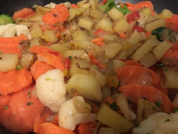 Тилапия с шафраном под овощами-микс
