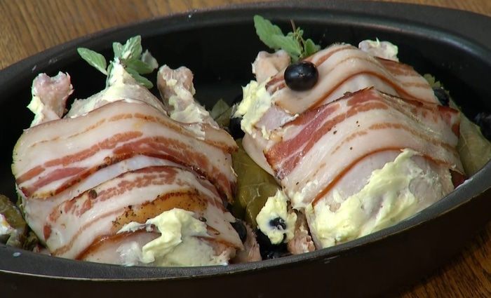 Цыплята, фаршированные творогом, грудинкой и виноградом