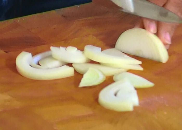 Кролик с яблоками, тушенный в вине