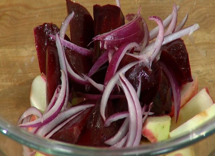 Салат с яблоками, свеклой и копченой скумбрией 
