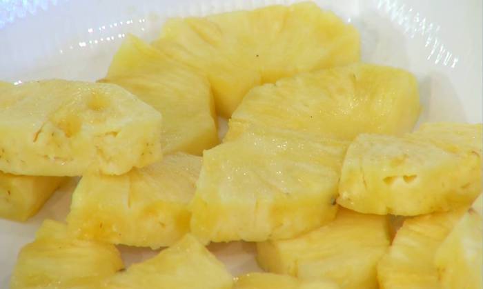 «Павлова» с ананасом и маракуйей