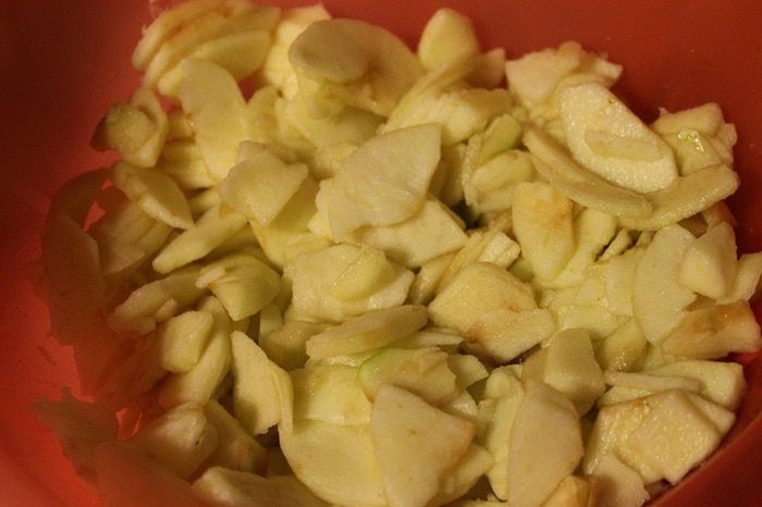 Слоеный пирог с яблоками и корицей