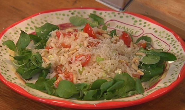 Салат с рисом, сельдереем и кедровыми орешками 
