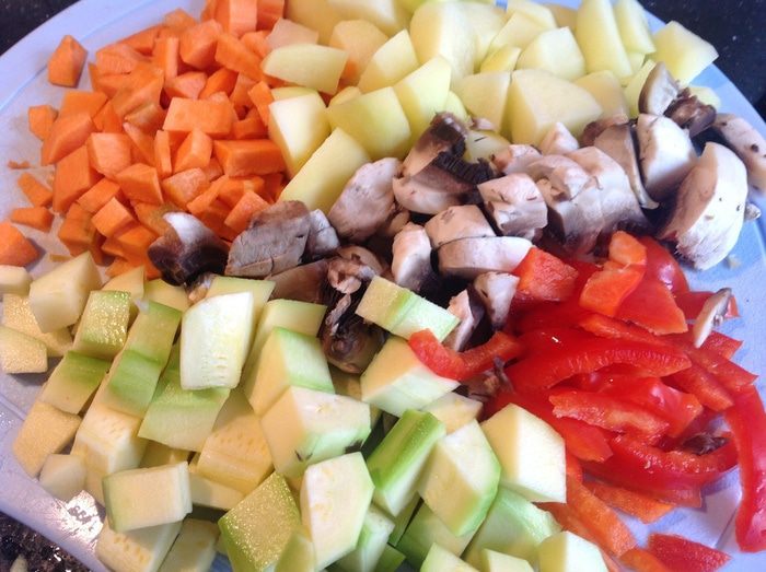 Говядина тушеная с овощами в горшочке