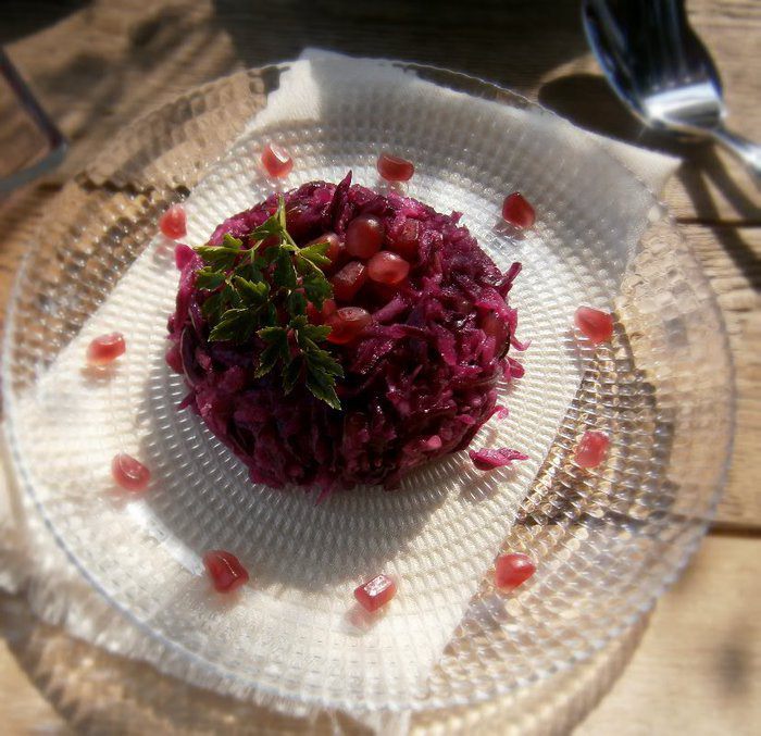Салат из маринованной красной капусты с яблоком и гранатом