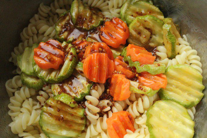 Теплый салат с пастой джирандоле и запеченными овощами