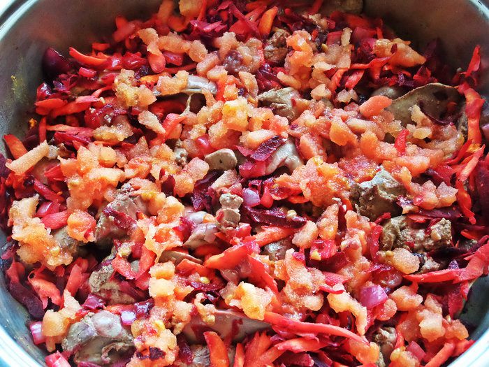 Куриная печень с овощами и гречкой