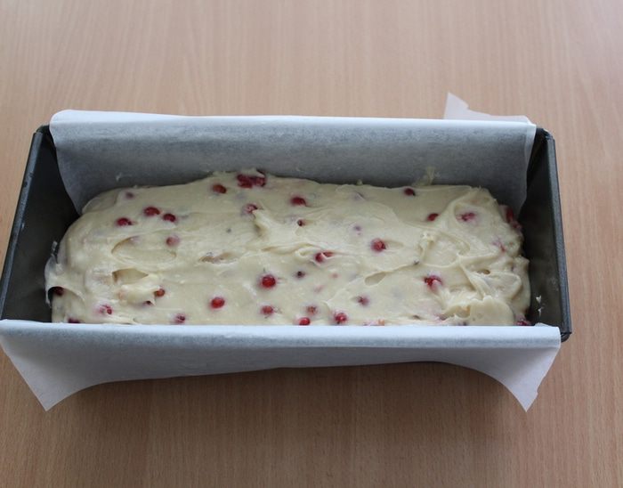 Кекс с марципаном и красной смородиной