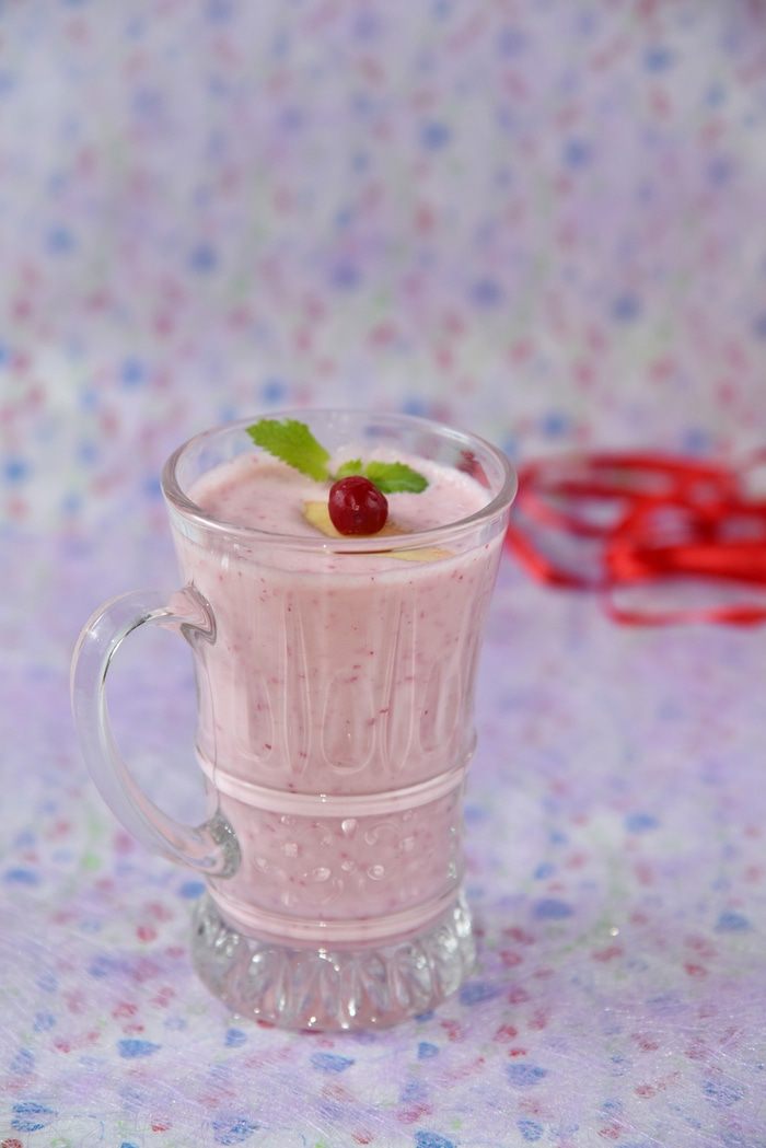 Творожный смузи с клюквой 