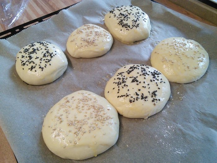 Булочки для бургеров и капустный салат 