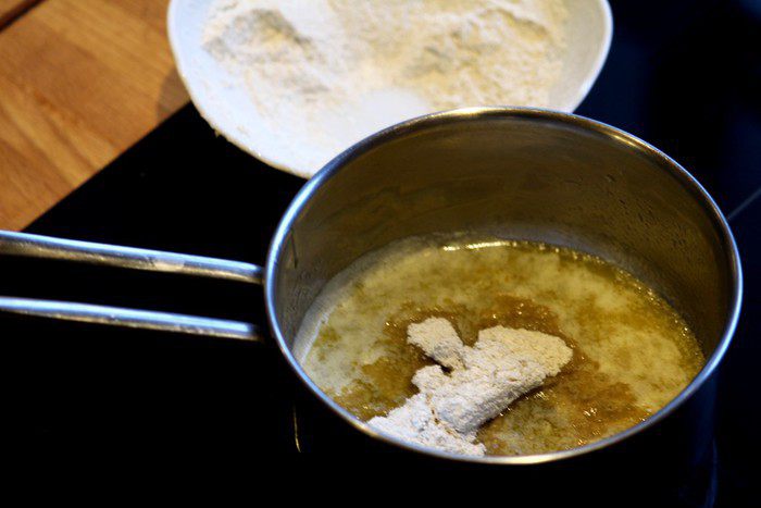 Черная паста с грибами и соусом бешамель