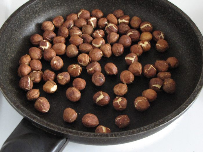 Теплый грибной салат с фундуком и пармезаном