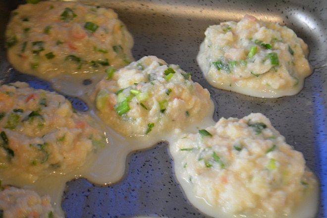Рыбные оладушки с йогуртовым соусом