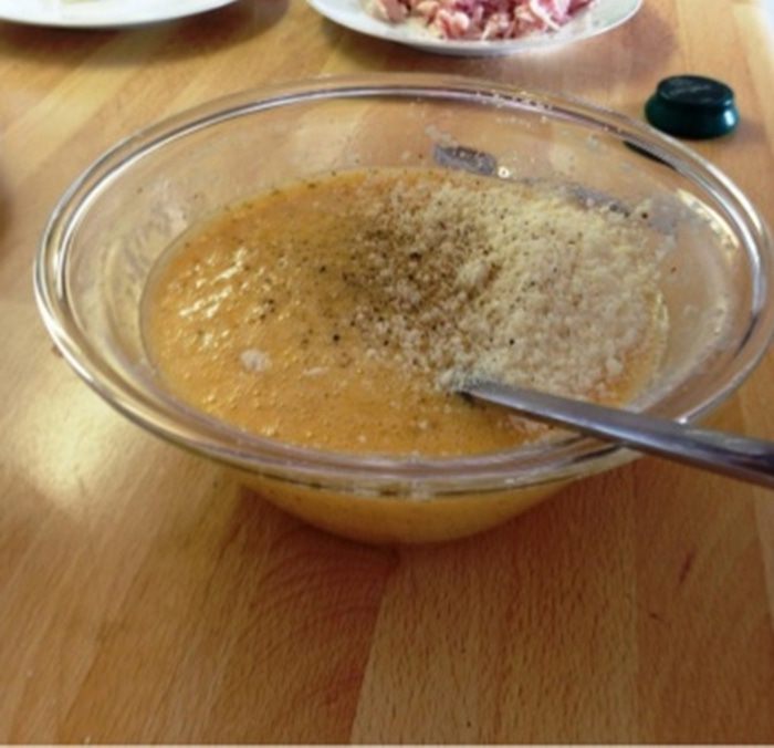 Спагетти с жареным беконом и сырно-яичным соусом 