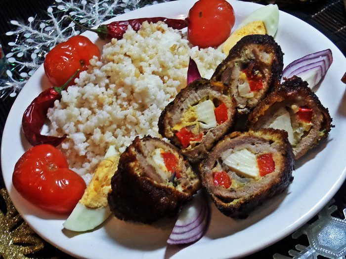 Мясные рулетики с сырной начинкой