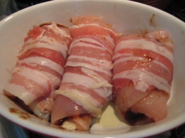 Куриные рулетики в беконе со сливовым соусом