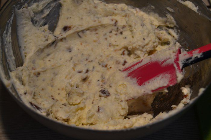 Сливочная пасха с грецкими орехами и финиками
