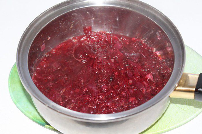 Печеночные оладьи с брусничным соусом