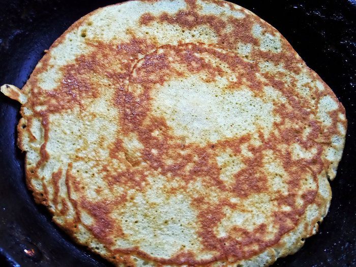 Бисквитные блины с брусникой