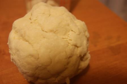 Лепешки из творожного теста с помидором и моцареллой