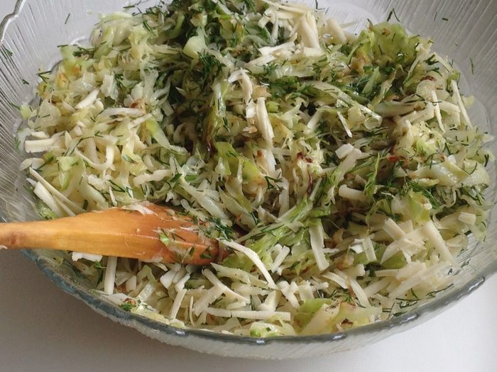 Киш из цельнозерновой муки с капустой и яйцом