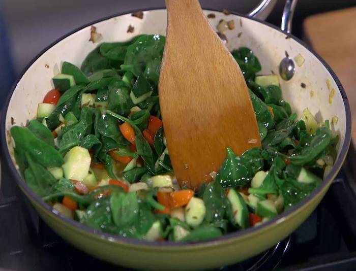 Кускус с баклажаном, цукини и перцем чили 