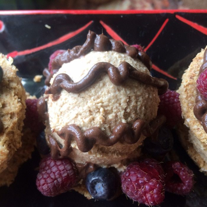 Имбирные сэндвичи с кокосово-чайным мороженным