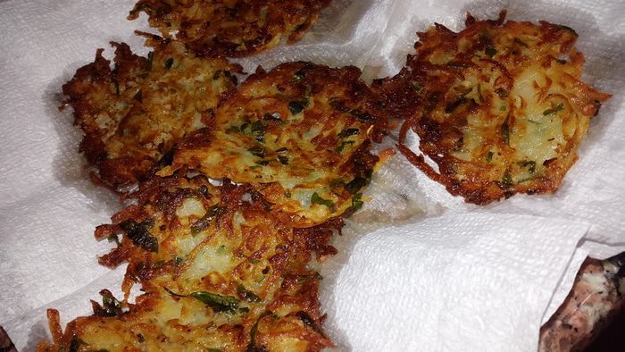 Постные драники с зеленью и чесноком 