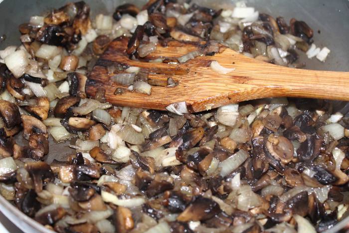 Пирог из кукурузной муки с грибами