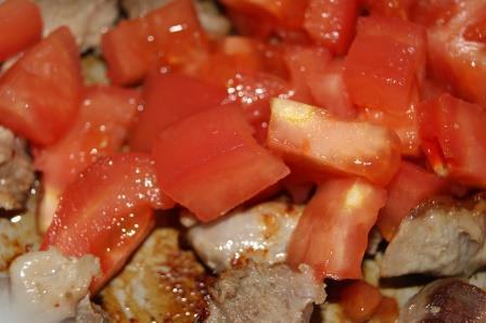 Свинина с томатами в арахисовом соусе