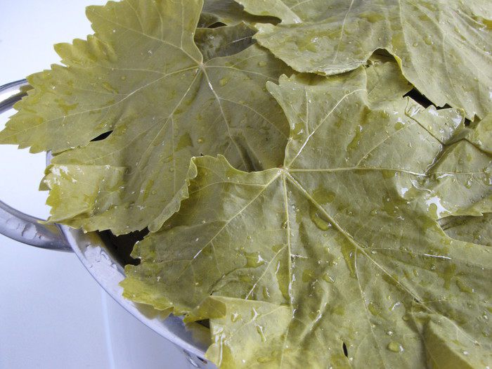 Долма с рисом, изюмом и кедровыми орешками