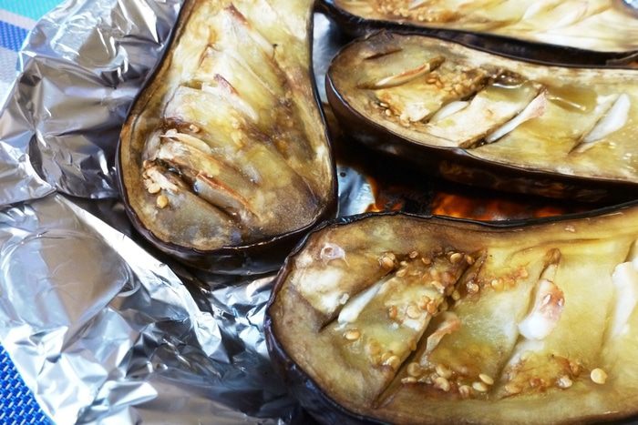 Баклажаны, фаршированные черным рисом, изюмом и брынзой