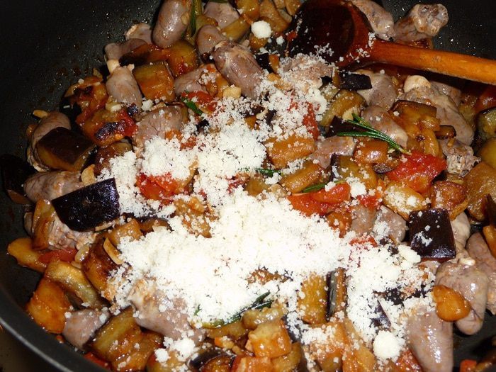 Куриные сердечки с баклажанами и сыром