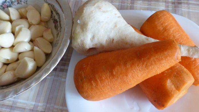 Соленые баклажаны с чесноком, морковью и пастернаком