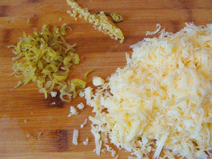 Мексиканские лепешки с фасолью, сыром и острым соусом