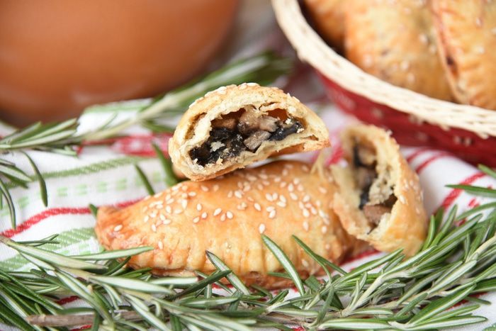 Пирожки с начинкой, тушенной в пиве и сыром