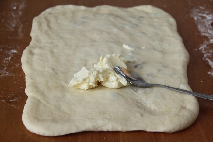 Хлебный завиток с корицей и изюмом