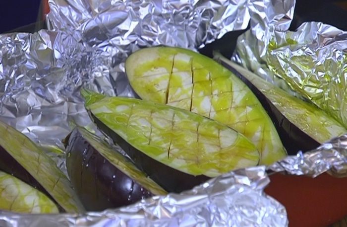 Баклажаны, фаршированные помидорами и сулугуни
