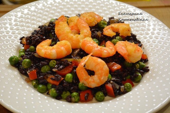Черный рис с овощами и креветками
