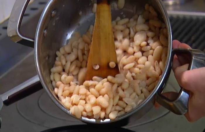 Тосканский суп из белой фасоли с чесночными гренками
