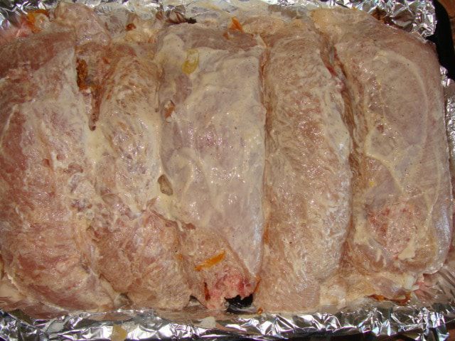 Мясной рулет с сухофруктами