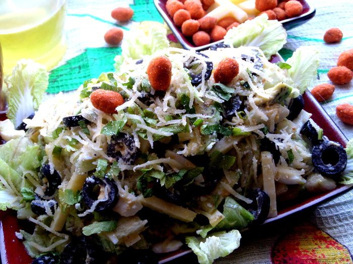 Сырный салат с оливками и авокадо